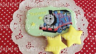 「機関車トーマス」のメッセージプレートアイシングクッキー