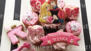 オーロラ姫のお誕生日用アイシングカップケーキ