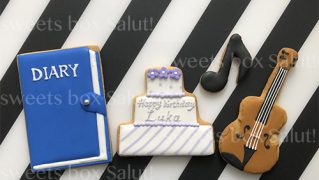 バイオリンや日記帳のアイシングクッキー