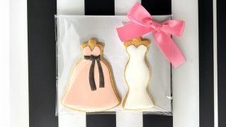 ドレスのデザインを再現したアイシングクッキー