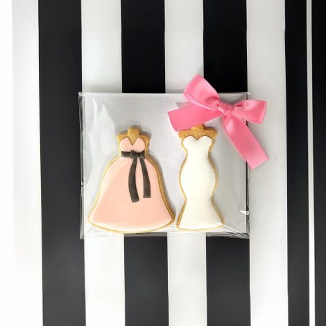 ドレスのデザインを再現したアイシングクッキー