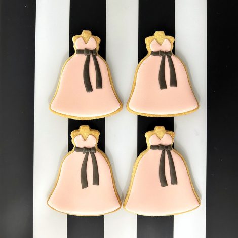 ドレスのデザインを再現したアイシングクッキー2