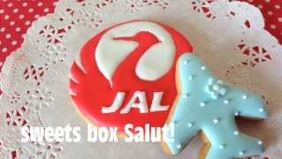 JALのマークと飛行機のアイシングクッキー