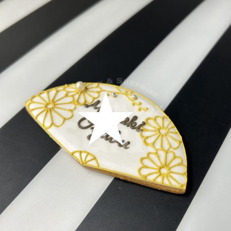 席札代わりに扇型名入れアイシングクッキー1