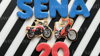 バイクデザインの誕生日祝いアイシングクッキー